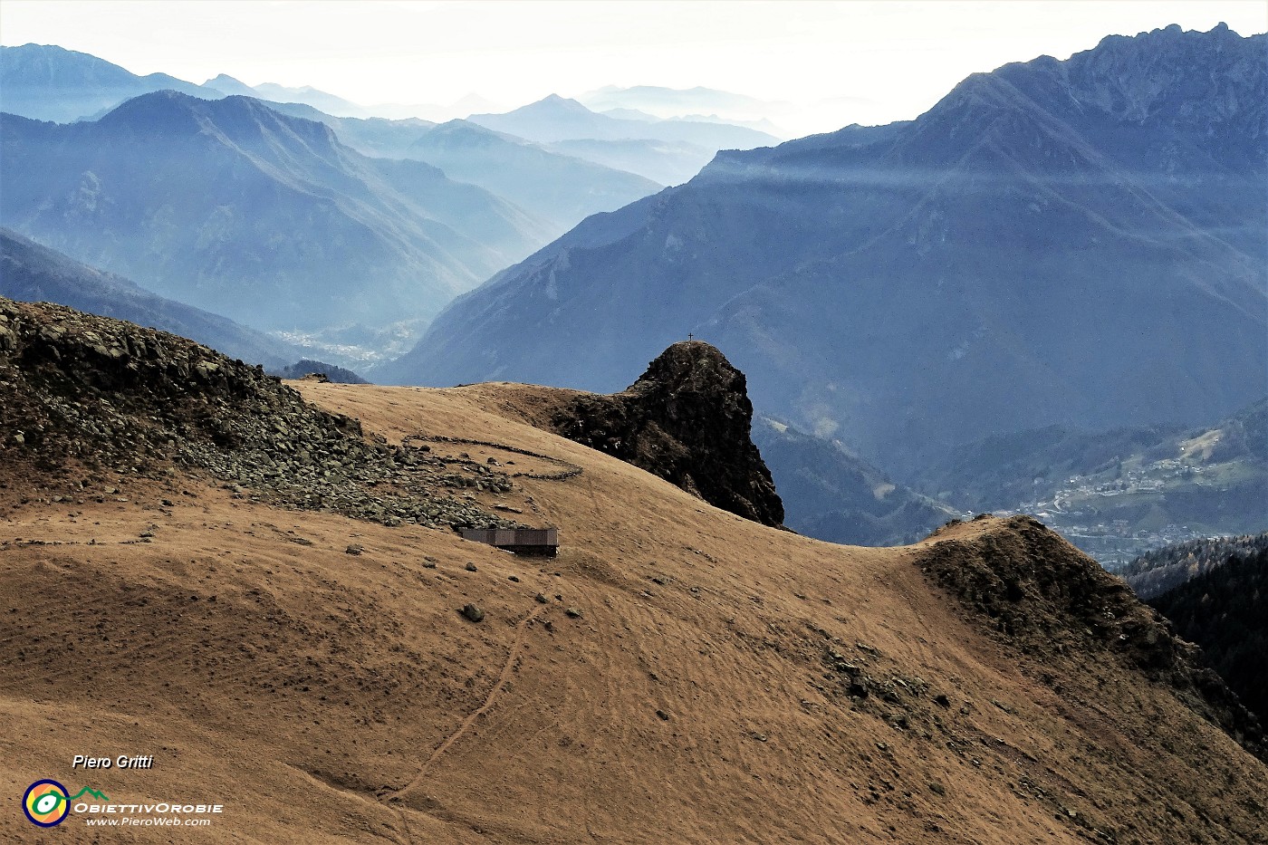 52 Dalla vetta del Mincucco (2001 m) zoom sul torrione roccioso con croce (1832 m).JPG